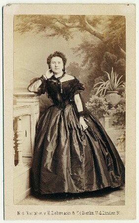 Porträt Bianka Blume (1843-1896; Sängerin). Albuminabzug auf Karton (Carte-de-visite mit Atelieraufdruck recto)
