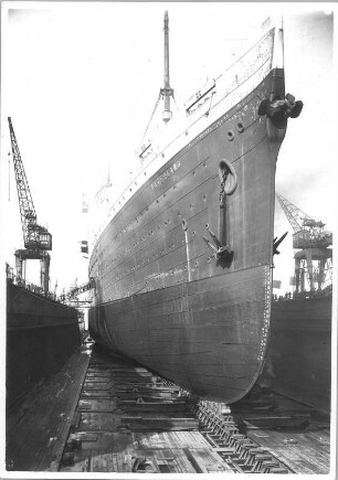 Hochseepassagierdampfer "Vaterland" im Dock : Hamburg?. Hochseepassagierdampfer "Vaterland" im Dock. Ansicht von rechts (Steuerbordseite) sehr schräg von vorn