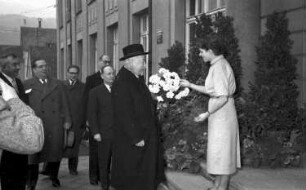 Lörrach: Mädchen überreicht Blumenstrauß