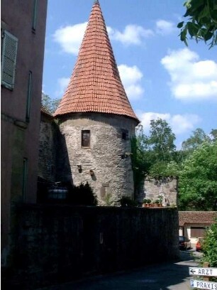 Gelbinger Vorstadt - Stadtbefestigung-Wehrturm (Winzerturm) von Ostnordosten (Rundturm mit Schießscharten)