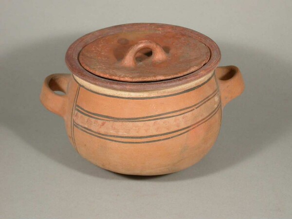 Clay pot with lid