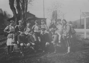 Die Delegierten des Kommunistischen Jugendverbandes Deutschlands (KJVD) Ortgruppe Bermsgrün vor der Abfahrt zum Reichsjugendtag in Hamburg 1927 am Bahnhof Wiesenburg (Kreis Zwickau) : Reichsjugendtag des Kommunistischen Jugendverbandes Deutschlands in Hamburg 1927
