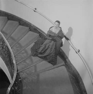 Messemodenschau, Frau im eleganten Abendkleid und Stola