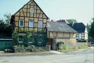 Anschluss an voriges Bild, Fachwerkhaus mit Begrünung an der Giebelseite