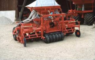 Fotografie: Mulchsaat, Bodenfräse, Breitsaat, Drillmaschine, Pneumatische Verteilung