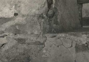 Wechselburg. Stiftskirche. Graben 4. Apsis der Krypta. Linke untere Ecke des nördlichen Fensters