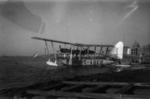 Flugboot : Das Flugboot "Satyrus" im Hafengewässer von Alexandria. Im Hintergrund der Justizpalaste (heute: al-Ḥaqqāniyya-Palast).