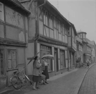 Tangermünde. Blick entlang einer Straße mit Fachwerkhäusern