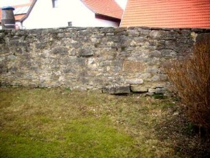 Kirchhof im Osten mit Kirchhofmauer (Wehrgang mit Steinbrüstung im 18 Jh abgetragen) in übersichtlichem Verlauf