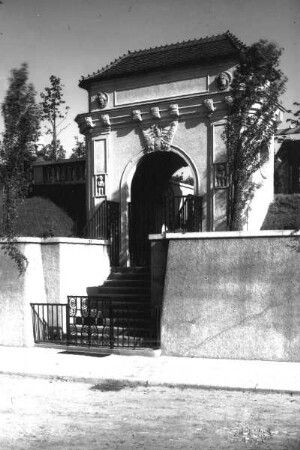 Roßwein. Villa des Schuhfabrikanten Carl Fuchs, Am Bahnhof 1. Eingangstor, Straßenansicht
