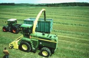 Fotografie: Futtererntetechnik, Grassilage, Feldhäcksler selbstfahrend, Parallelverfahren