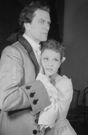 Szenenbilder aus dem Trauerspiel "Emilia Galotti" von Gotthold Ephraim Lessing am Deutschen Theater Berlin : Szene mit Siegmar Schneider als Graf Appiani und Käthe Braun als Emilia Galotti