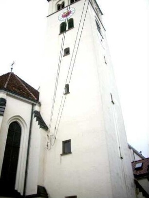 Kirchturm von Ostnordosten mit rundbogig gewändeten Fenstern in den Mittelgeschossen