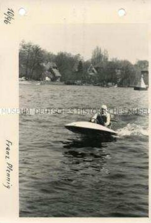 Franz Pfennig bei den DDR-Meisterschaften im Motor-Wassersport auf dem Langen See in Berlin-Grünau