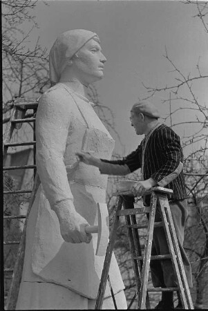 Der Bildhauer Walter Reinhold bei der Arbeit am Originalmodell der Trümmerfrau (Bronzeguß war für den Rathausplatz in Dresden bestimmt)