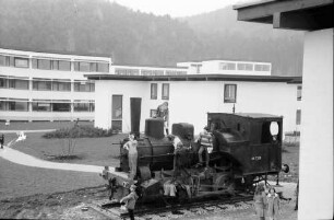 Stegen: Alte Lokomotive im Hof mit Kindern
