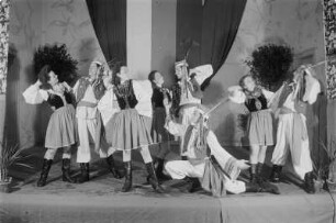 Tanzgruppe des Sorbischen Jugendensembles : Rejowarska skupina Prěnjeje serbskeje kulturneje brigady