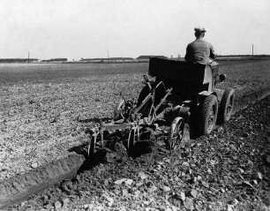 Schlepper Zettelmeyer Z 1 mit Anhängepflug
