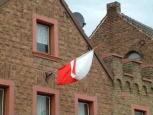Fahne an einem Wohnhaus