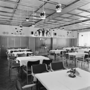 Steinbach, Ferienheim Waldfrieden : Blick in den Speisesaal mit Schwibbogen als Wandverzierung. Ferienheim des VEB Rohrkombinat Stahl und Walzwerk Riesa