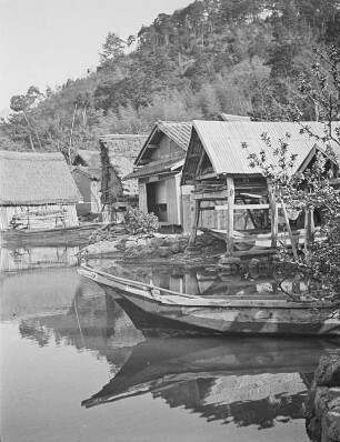 Bootshäuser in Amanohashidate : Ansicht mit Booten