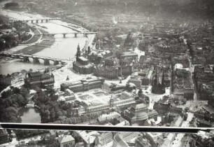 Dresden-Altstadt. Stadtzentrum und Elbe mit Augustusbrücke, Carolabrücke und Albertbrücke. Luftbild-Schrägaufnahme von Westen