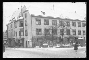 Gebäude Brückengasse 2 und 4 mit Brunnen und eingezäunten Vorgarten