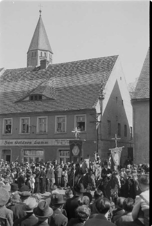 Osterreiter in Wittichenau. Osterritt in der Stadt. : Křižerjo w Kulowje. Procesion přez město.