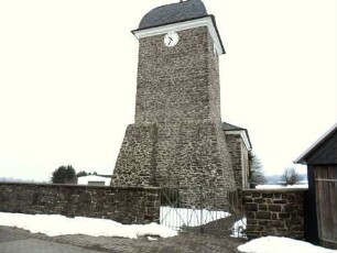 Ansicht von Westen mit Kirche (Kirchturm im Kern Romanisch-Mittelgeschoß mit Schlitzscharten-einstige Wehrplattform 1792 ersetzt) über Kirchhofmauer (Wehrgang im 18 Jh abgetragen)