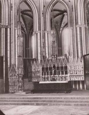 Hochaltar-Retabel : Zisterzienser-Klosterkirche (1295-1368; Restaurierung 1881-1894, G. L. Möckel). Chor mit Hochaltar-Retabel (um 1305), Sakramentshaus (um 1365) und Kelchschrank (um 1310); Chorschranken mit Fürstenbildern (um 1895 beseitigt)