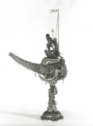 Dinglinger, Johann Melchior. Dinglinger, Georg Christoph. Kanne in Schiffsform. Rhinozeroshorn, silbervergoldete Fassung, Edelstein- und Perlenschmuck; H. 56 cm. Dresden, um 1710. Dresden: Grünes Gewölbe VI 132