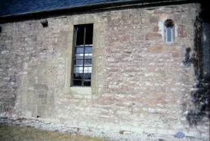 Kirche, Südseite, romanisches Fenster, vermauerte Pforte, 2 Kragsteine (?)