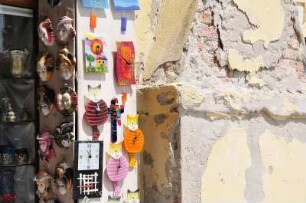 Souvenirs aus Glas : Auf der in der Lagune von Venedig liegenden Insel arbeiten viele Weltbekannte Glaskünstler. Souvenirangebot neben einer desolaten Hauswand. Aufgenommen am 14. Mai 2009 auf der Insel Murano