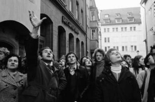 Freiburg: Gruppe betrachtet Münsterturm