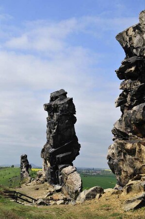 Harzvorland - Teufelsmauer : Zu den sehenswertesten Naturdenkmalen im nördlichen Harzvorland gehört die bis zu zwanzig Meter hohe "Teufelsmauer" bei Weddersleben. Aufgenommen am 12. Mai 2010