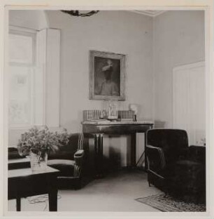 Interieur von Hofmannsthals Haus in Rodaun mit Portrait eines farbigen Mannes