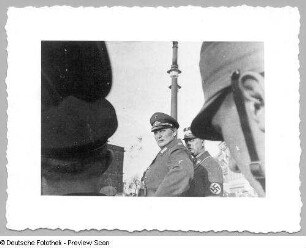 Besuch von Ministerpräsident Hermann Göring in Dresden. Schnappschuß während des Vorbeimarsches von SA-Formationen
