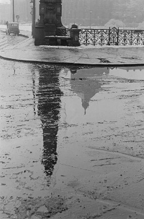 winterliche Straßen in Leipzig, in der Wasserlache spiegelt sich die Kuppel des ehemaligen Reichsgerichtsgebäudes