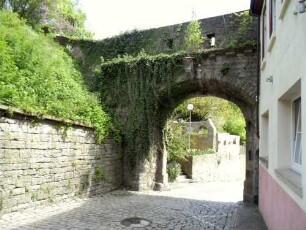 Stadtbefestigung (Burgviertel)-Osttor (im 18 Jh stadtseitig abgetragen) in Ansicht von Westen mit Steinbrüstung und Schießscharten sowie Konsolplatten des früheren Wehrgangs