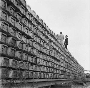 Rethwisch. Betonwerk der Deutschen Reichsbahn. Lagerplatz mit Betonschwellenstapel