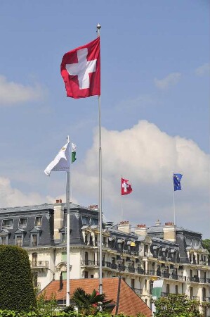 Lausanne - Schweizer Fahne : An der Seepromenade wehen Fahnen vor einem Hotelgebäude. Aufgenommen in Lausanne am 19. Mai 2010