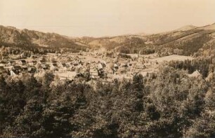 Jonsdorf, Ortsansicht : Ortsansicht vom Hieronymusstein (Jonsdorfer Felsenstadt) gesehen, rechts Lausche