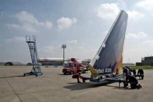 Air Maintenance Services; AMS; Firma; Betrieb; Inspektion; Wartung; spezialisiert auf Flugzeug-Recycling; Airbus; A 300; A300; Airbase Ahlhorn; Ahlhorn; Entsorgung. Ahlhorn, 2006, hier: Ausbau des Seitenruders