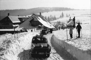 Schauinsland: Straße zur Halde (Hofsgrund) mit Autos