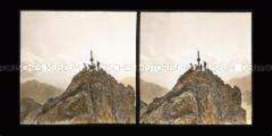 Touristengruppe am Gipfelkreuz auf dem Ostgipfel der Zugspitze