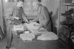 Staatliche Museen, ägyptische Abteilung Restaurator Rudolf Kuhn bei der Arbeit