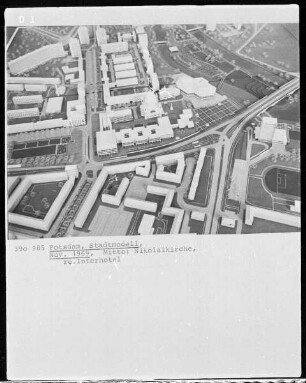 Potsdam, Stadtmodell mit Nikolaikirche (Mitte) und Interhotel (rechts)