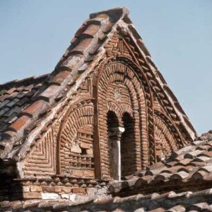 Arta (Epirus) Agia Theódora 13. Jh. - Ziegelornamentik des Kirchengiebels; au 73