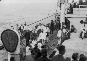 Äquatortaufe : Blick auf die Passagiere auf Deck des Dampfschiffes Usambara