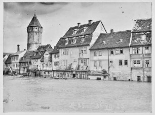 Hochwasser -Fischerhäuser an der Tauber mit Spitzen Turm